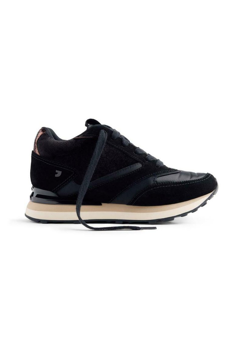 Scarpe da corsa nere realizzate in materiali scamosciati e in pelle, caratterizzate da una finitura testurizzata, punta arrotondata e una suola intermedia di colore crema.