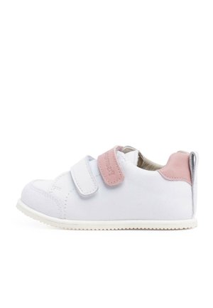 Baskets blanches avec un design texturé, détails en daim rose, et deux bandes Velcro. Elles sont dotées d'une semelle en caoutchouc et d'une silhouette basse.