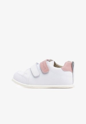 Zapatilla blanca con un diseño texturizado, acentos de ante en color rosa y dos correas de Velcro. Presenta una suela de goma y una forma de perfil bajo.