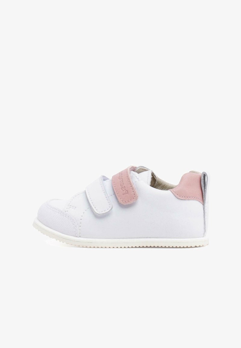 Baskets blanches avec un design texturé, détails en daim rose, et deux bandes Velcro. Elles sont dotées d'une semelle en caoutchouc et d'une silhouette basse.