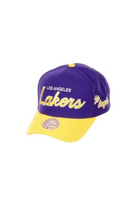 Gorra morada y amarilla con "Los Ángeles" y "Lakers" bordados en blanco. Diseño estructurado con visera plana y corona redondeada.