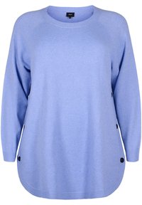 Lichtblauwe trui met een ronde hals en lange mouwen. Beschikt over zijknopen en een gebogen zoom, gemaakt van zachte gebreide stof.