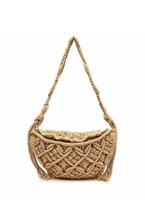 Beżowa torba na ramię z makramy z misternymi wzorami węzłów w kształcie diamentów i kwiatów oraz plecionym paskiem z frędzlami po bokach.