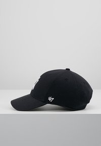 Schwarze Baseballmütze mit gebogenem Schirm, ausgestattet mit einem weißen gestickten Logo und '47' an der Seite. Aus Stoff gefertigt, strukturierte Gestaltung mit Belüftungsöffnungen.