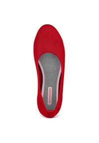 Roter Stoff-Schlüpfschuh mit runder Zehenpartie, atmungsaktivem Mesh-Obermaterial und einer gemusterten Innensohle mit einem pinken Akzent und Markenlabel.