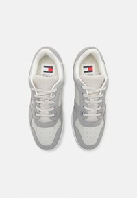 Tommy Jeans BASKET - Tenisice - granite road/stratus grey