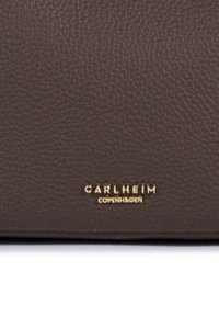 Brązowy skórzany portfel z fakturowaną powierzchnią i złotym logo z napisem "CARLHEIM COPENHAGEN" wytłoczonym na dole.