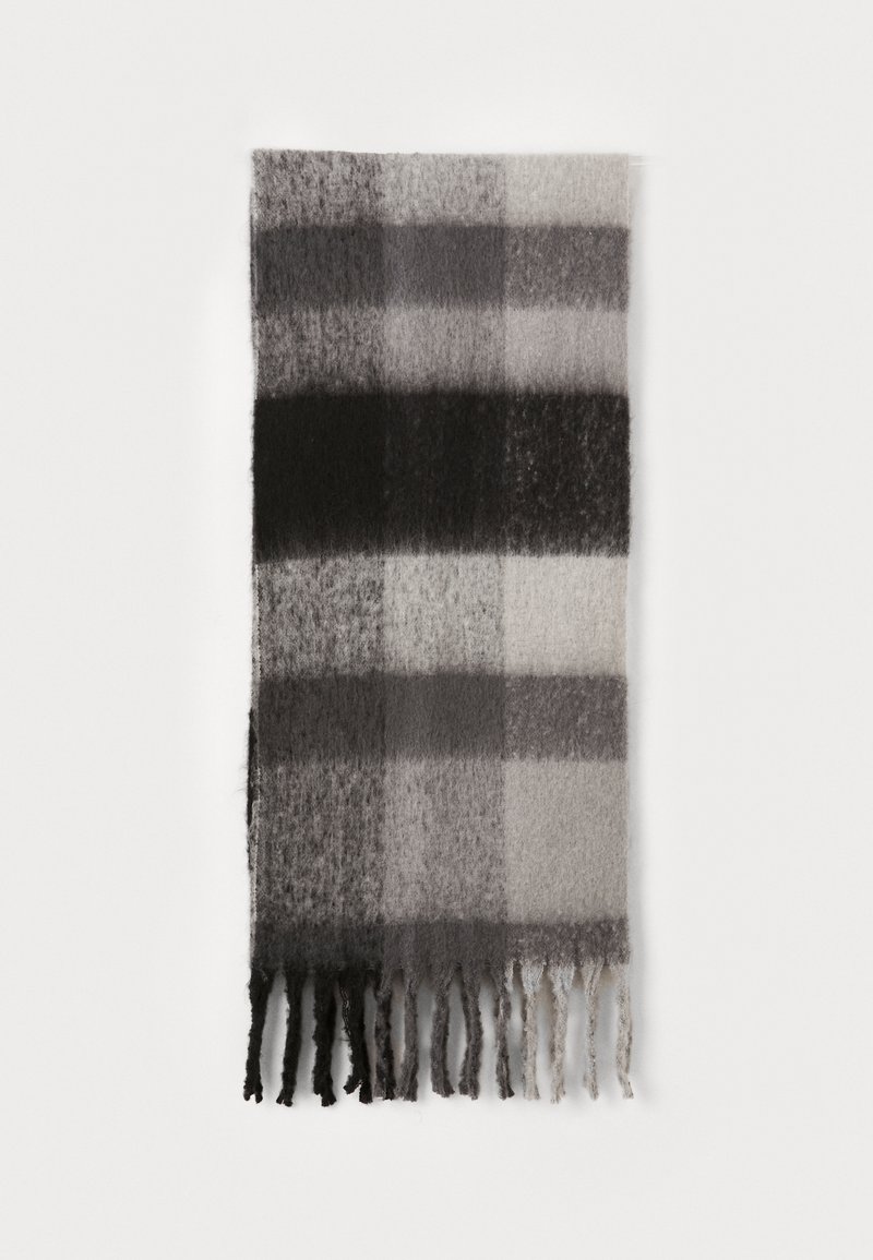 Cachecol xadrez tecido em tons de preto, cinza e branco, com bordas franjadas. Feito de um material suave, apresenta uma textura escovada.