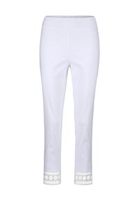 Witte capri broek met een elastische tailleband en ingewikkelde uitgestanste kantdetails aan de onderkant. De stof lijkt soepel en lichtgewicht.