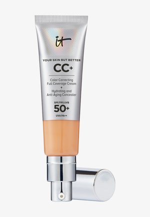 Tube af IT Cosmetics Your Skin But Better CC+ farvekorrigerende creme med fuld dækkeevne og SPF 50+, sølv- og beige emballage med pumpedispenser.