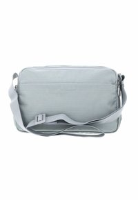Sac d'épaule en tissu gris de forme rectangulaire plate, fermeture éclair et bandoulière ajustable. Présente une surface texturée et un design minimaliste.