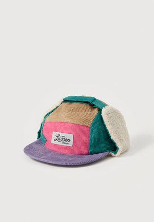 Gorro de invierno de pana de colores, con visera morada, paneles verde azulado y rosa, copa beige y orejeras de forro polar color crema.