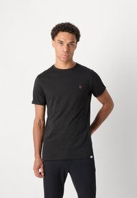 Tricou din bumbac negru cu mâneci scurte, decolteu rotund și broderie portocalie "II" pe piept. Textură netedă, siluetă ajustată.
