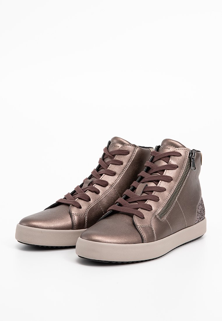 Baskets montantes en cuir bronze métallisé, avec des lacets marron, une fermeture éclair sur le côté et des accents texturés au niveau du talon. Semelle en caoutchouc pour l'adhérence.