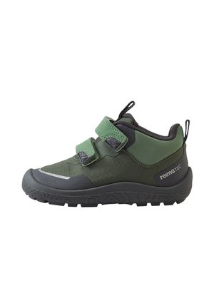 Zielono-czarny dziecięcy sneaker z dwoma regulowanymi paskami na rzep i grubą, teksturowaną podeszwą oznaczoną Reimatec.
