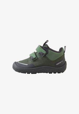 Zielono-czarny dziecięcy sneaker z dwoma regulowanymi paskami na rzep i grubą, teksturowaną podeszwą oznaczoną Reimatec.
