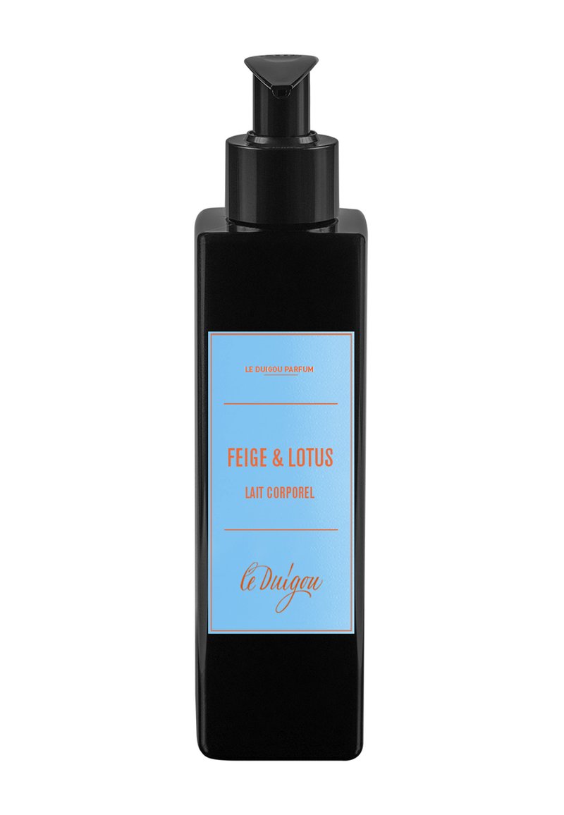 Schwarze rechteckige Flasche mit Pumpspender, versehen mit einem blauen Etikett und rotem Text: "FEIGE & LOTUS LAIT CORPOREL" und "le Duigou."