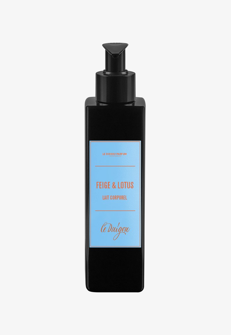 Schwarze rechteckige Flasche mit Pumpspender, versehen mit einem blauen Etikett und rotem Text: "FEIGE & LOTUS LAIT CORPOREL" und "le Duigou."