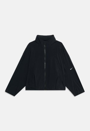 Zwarte jas met volledige ritssluiting, hoge kraag, lange mouwen, zijzakken en klein wit Nike-logo op de linkermouw.