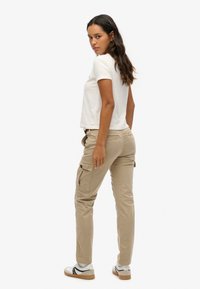 Superdry MID RISE SLIM - Cargobroek - stonewash taupe brown