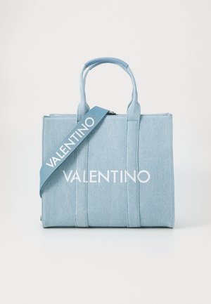 Sac fourre-tout en denim bleu clair, doté d'un design structuré, de deux anses et d'une bandoulière réglable avec l'inscription "VALENTINO" en lettres blanches épaisses.