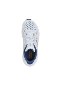 Zapatilla deportiva blanca con parte superior de malla para transpirabilidad, acentos naranjas, interior azul y suela acolchada. Diseño con cordones y perforaciones.