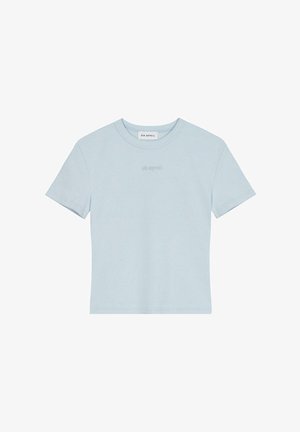 Heledad sinine lühikeste varrukatega T-särk, millel on ringikujuline kaelus ja õrn tikand rinnal. Pehme tekstuur.