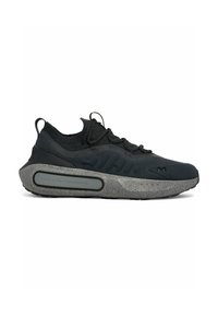 Scarpa sportiva nera con tomaia testurizzata e intersuola grigia imbottita. Presenta lacci regolabili e un accento con il logo sul lato.
