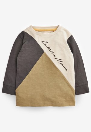 T-shirt à manches longues pour tout-petit avec des blocs de couleurs géométriques en beige, gris foncé et camel, avec le texte "Little Man" sur la poitrine.