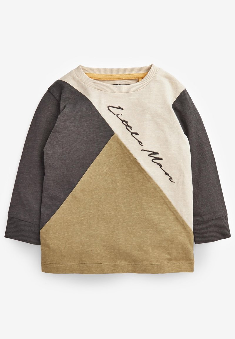 T-shirt à manches longues pour tout-petit avec des blocs de couleurs géométriques en beige, gris foncé et camel, avec le texte "Little Man" sur la poitrine.