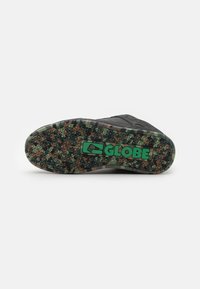 Globe TILT - Skate shoes - black/green