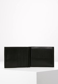 Portafoglio in pelle nera, design bifold, con diversi scomparti per carte da un lato e un comparto dall'altro. Superficie texturizzata con logo impresso.