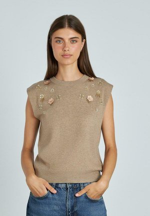 Top sin mangas de punto beige con bordado floral en tonos pastel, con escote redondo y dobladillo acanalado.