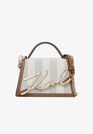 Piccola borsa trapezoidale a righe beige e bianche, rifiniture in pelle marrone, manico superiore e decorazione frontale in oro con la scritta "Karl".