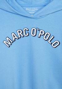 Hoodie in cotone organico blu con testo rotondo "MARC O' POLO" ricamato in contrasto navy sul petto. Tessuto morbido, cappuccio regolabile.