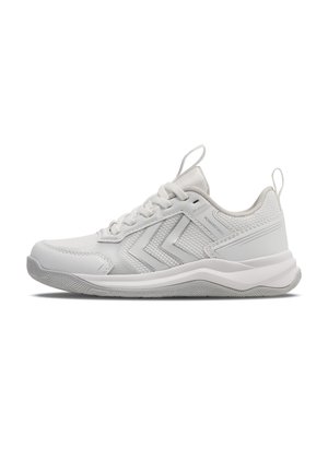 Biały sportowy sneaker z teksturowaną siateczkową cholewką, wiązaniem z przodu, amortyzowaną podeszwą i logo w kształcie chevronu po boku, widoczny z zewnętrznej strony.