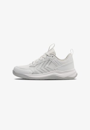 Biały sportowy sneaker z teksturowaną siateczkową cholewką, wiązaniem z przodu, amortyzowaną podeszwą i logo w kształcie chevronu po boku, widoczny z zewnętrznej strony.