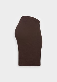 Hnědá proužkovaná sukně s pružným pasem, přiléhavým siluetou a texturovanou tkaninou. Boční pohled ukazuje zúžený design.