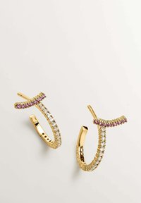 Pendientes de aro de oro con diseño texturizado, que presentan acentos de piedras preciosas claras y rosas a lo largo de la forma curva.