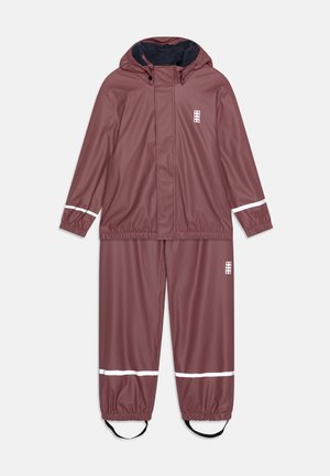 Børns vinrøde vandtætte regndragt med hætte, reflekterende bånd på ærmer og ben, elastiske manchetter og sorte fodstropper.