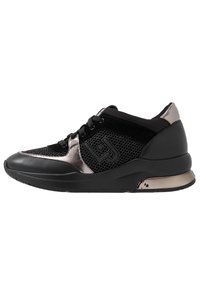 Sneaker nera con materiali misti, caratterizzata da rete, pelle scamosciata e accenti metallici. Include una suola imbottita e lacci neri.