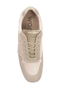 Beżowe sneakersy z gładką skórzaną cholewką, zamszowymi akcentami i teksturowanym złotym językiem. Posiadają sześć okrągłych sznurówek oraz przyszywaną osłonę palców.