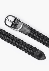 Ceinture en cuir tressé noir avec boucle en métal argenté et embout en cuir cousu sur un fond blanc.