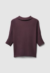 Pull en tricot violet avec un col montant côtelé et des manches de longueur intermédiaire. Présente une texture lisse et une coupe ample.