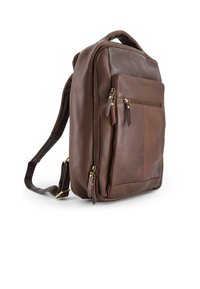 Brun læderrygsæk med et struktureret design, der har en frontlomme med lynlås, dobbelte læder lynlåsdragter og justerbare stropper.