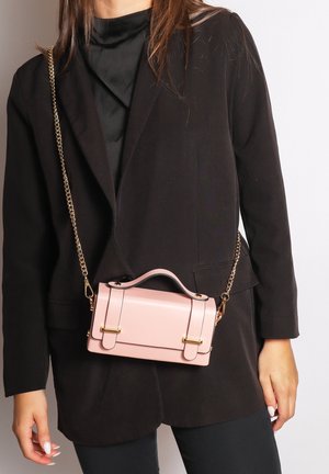 Borsa a mano in ecopelle rosa con design strutturato, manico superiore e tracolla a catena regolabile; presenta hardware in tonalità oro e dettagli minimal. 
