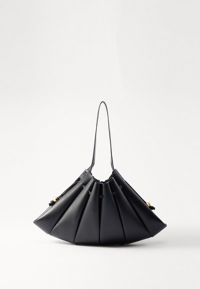 Sac à main plis noirs en cuir lisse, comportant une seule poignée, des accents dorés et une forme géométriquement structurée.