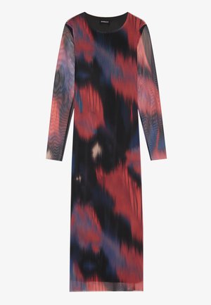 Vestido de manga larga con un patrón abstracto multicolor en rojo, negro y azul. Tejido suave con escote redondeado y corte recto.