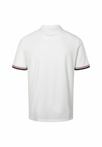 Polo blanc manches courtes avec col et bordure rayée rouge, blanche et bleu marine aux poignets, vu de dos.