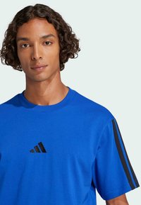 adidas Sportswear T-shirt con stampa - royal blue   black